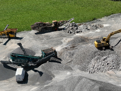 Volumenberechnung eines Kieshaufens Bunt gefärbter Haufen Material auf einer Baustelle mit Umrandung.